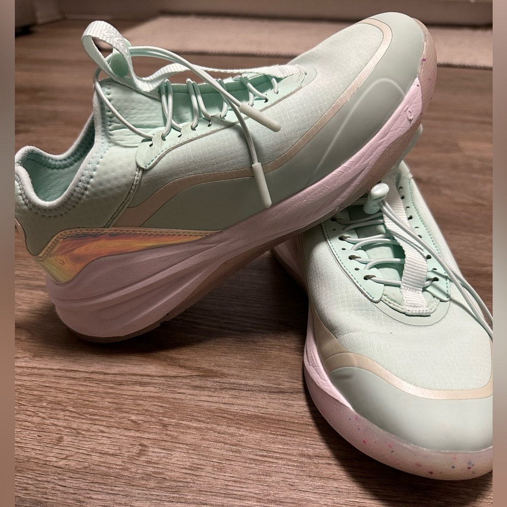 Clove Aeros Size 9